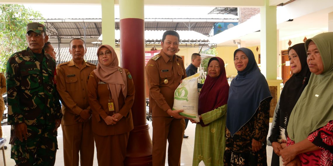 Serahkan Bantuan Pangan, Plt Bupati Sidoarjo Subandi juga Ingatkan Kepesertaan BPJS Masyarakat