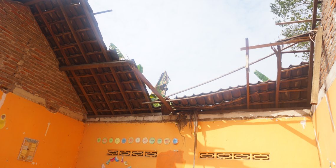 Plt Bupati Sidoarjo Subandi Perintahkan Segera Perbaiki Ambruknya Gedung TK Desa Wonoplintahan