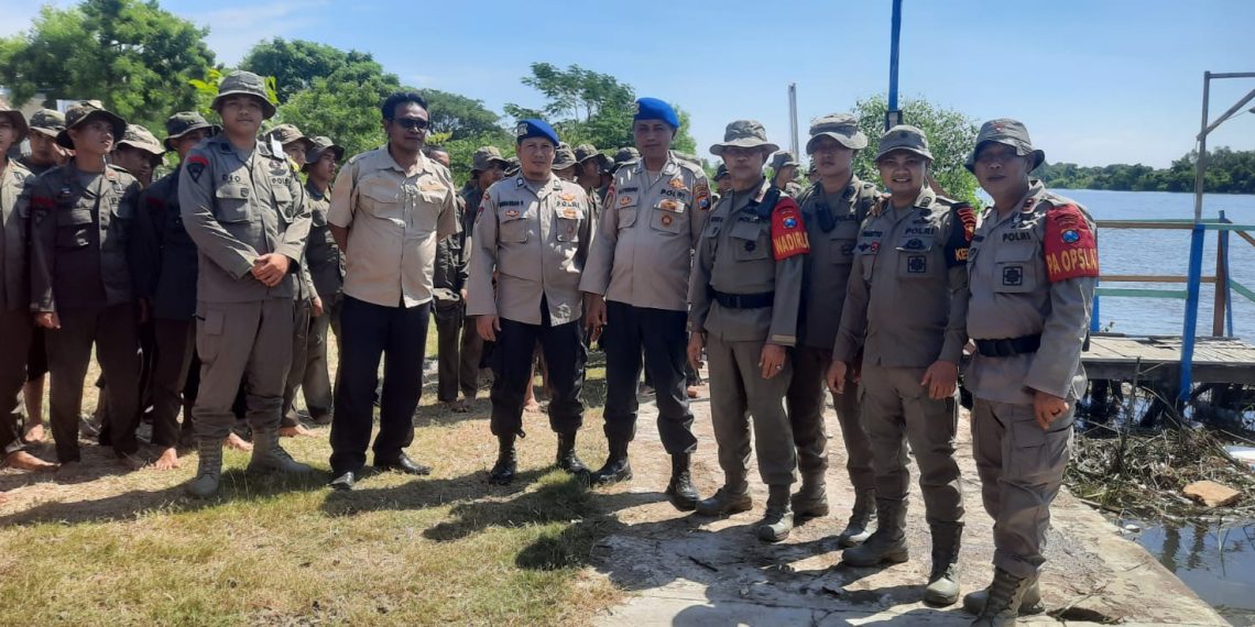 Polisi Latihan SAR Perairan di Tlocor