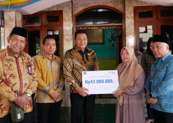 Plt Bupati Sidoarjo Subandi Serahkan Santunan BPJS Ketenagakerjaan kepada Ahli Waris 2 Kepala Desa Meninggal