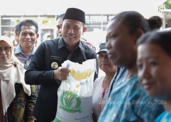 Plt Bupati Sidoarjo H Subandi Salurkan Beras ke 6.257 KPM di Kecamatan Sidoarjo