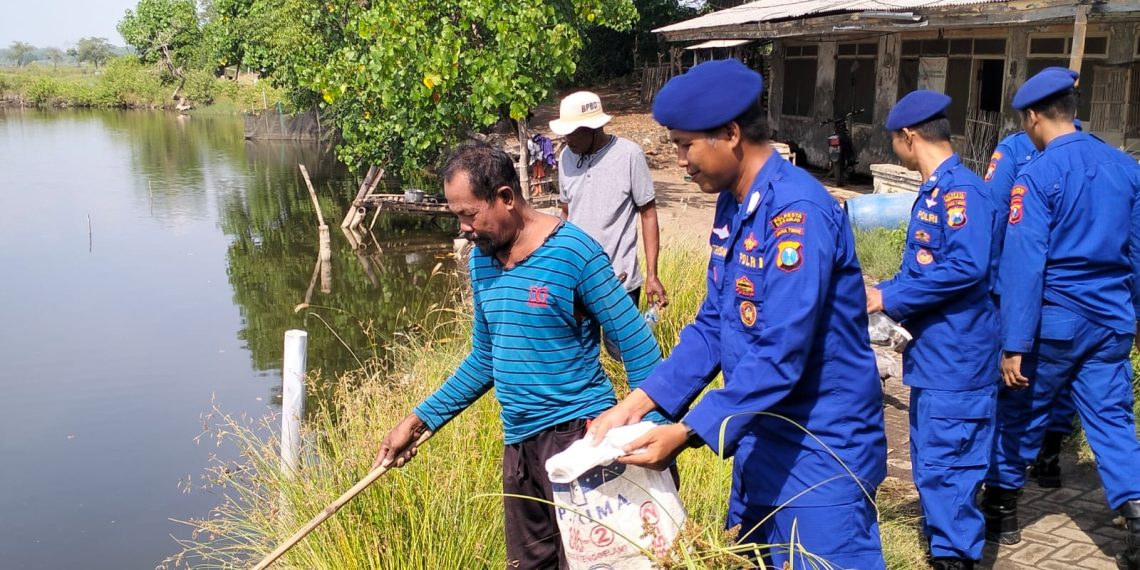 Peringati World Ocean Day, Satpolairud Polresta Sidoarjo Bersihkan Sampah Pesisir