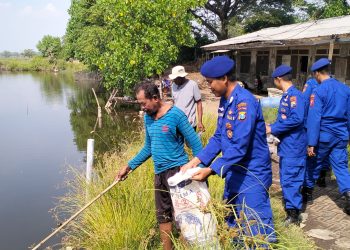 Peringati World Ocean Day, Satpolairud Polresta Sidoarjo Bersihkan Sampah Pesisir