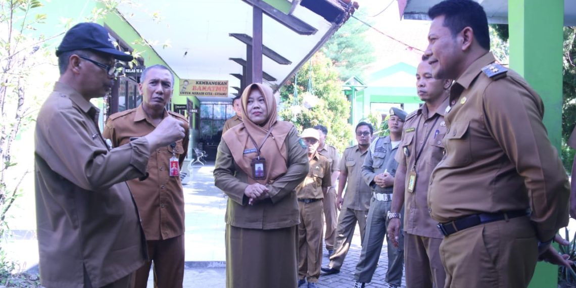 Siswa Belajar di Mushola, Plt Bupati Subandi Sidak SDN Lajuk dan Gedang I Bangun  Ruang Kelas Baru