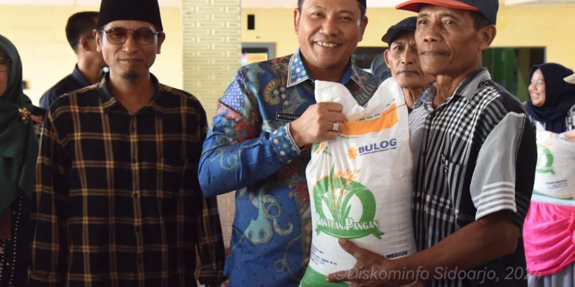 Plt Bupati Sidoarjo Subandi Serahkan Bantuan Beras, Warga Desa Senang