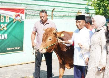 Danrem 084/Bhaskara Jaya Menyerahkan Hewan Qurban Kepada Panitia Qurban Masjid Al-Wathon Korem