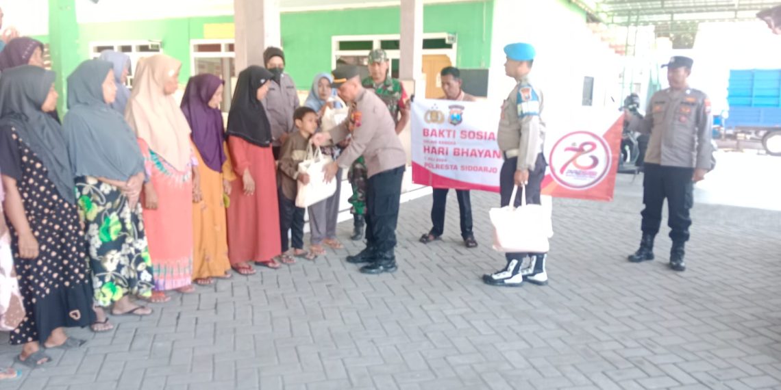 Polsek Krembung Bagikan 50 Paket Sembako Peringati Hari Bhayangkara Ke-78