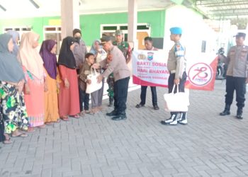 Polsek Krembung Bagikan 50 Paket Sembako Peringati Hari Bhayangkara Ke-78