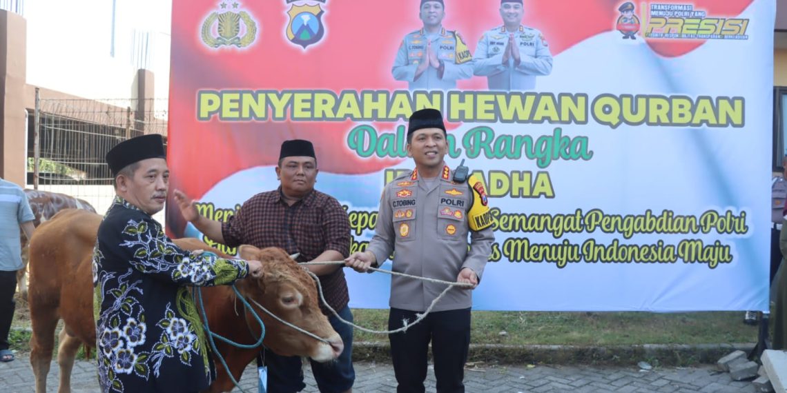 Polresta Sidoarjo Salurkan Hewan Kurban 21 ekor Sapi dan 55 ekor Kambing ke Masyarakat