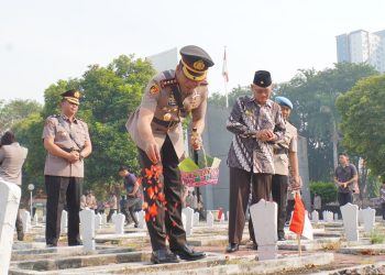 Jelang Hari Bhayangkara ke-78, Polresta Sidoarjo Ziarah dan Tabur Bunga di Makam Pahlawan