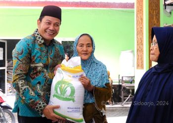 Plt Bupati Sidoarjo Subandi dan Istri dr Sriatun Pastikan Warga Kurang Mampu Dapat Bantuan