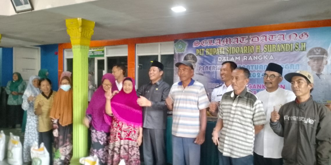 Plt Bupati Sidoarjo Subandi Serahkan Bantuan Beras dan BPJS Gratis Warga Tak Mampu
