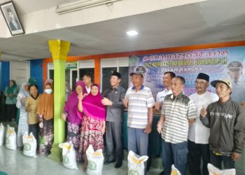 Plt Bupati Sidoarjo Subandi Serahkan Bantuan Beras dan BPJS Gratis Warga Tak Mampu