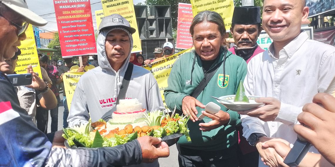 Warga Trosobo Demo Kejari Sidoarjo Tuntut Laporan Dugaan Korupsi Kades Ditingkatkan Penyidikan