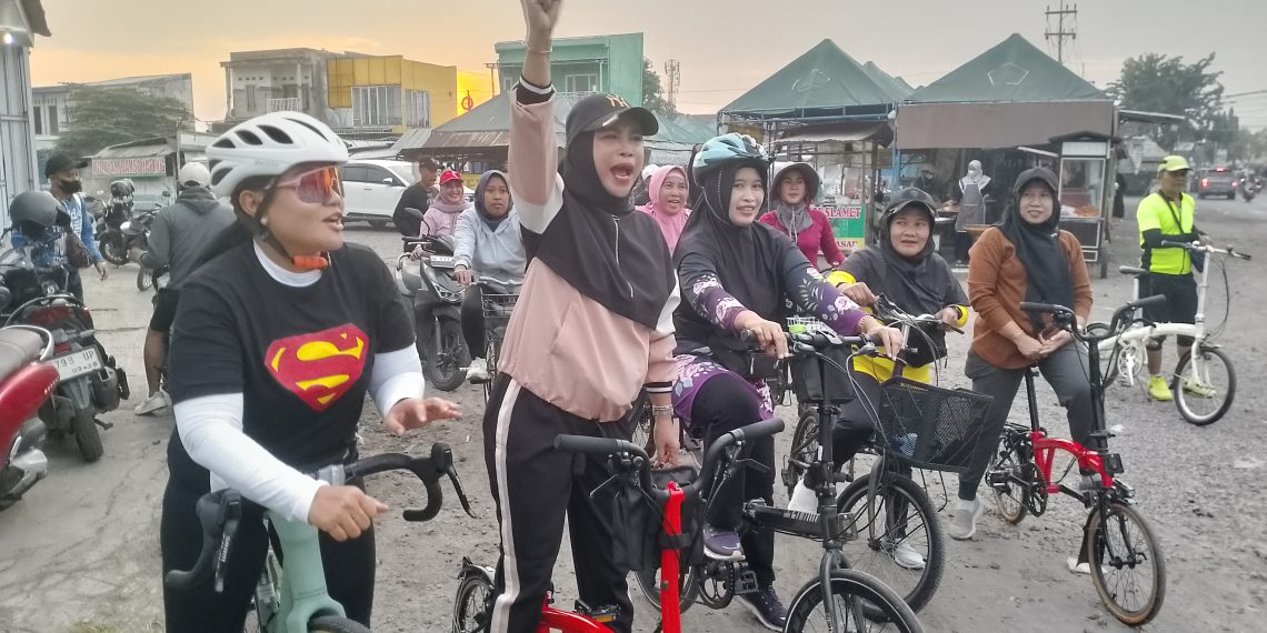 Bacawabup Hj Mimik Idayana Pimpin Gowes Emak-Emak Keliling Sidoarjo