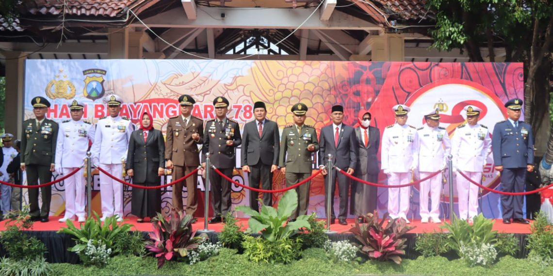 Upacara Hari Bhayangkara Ke-78 di Alun-alun Sidoarjo Dimeriahkan Pocil dan Defile Pasukan