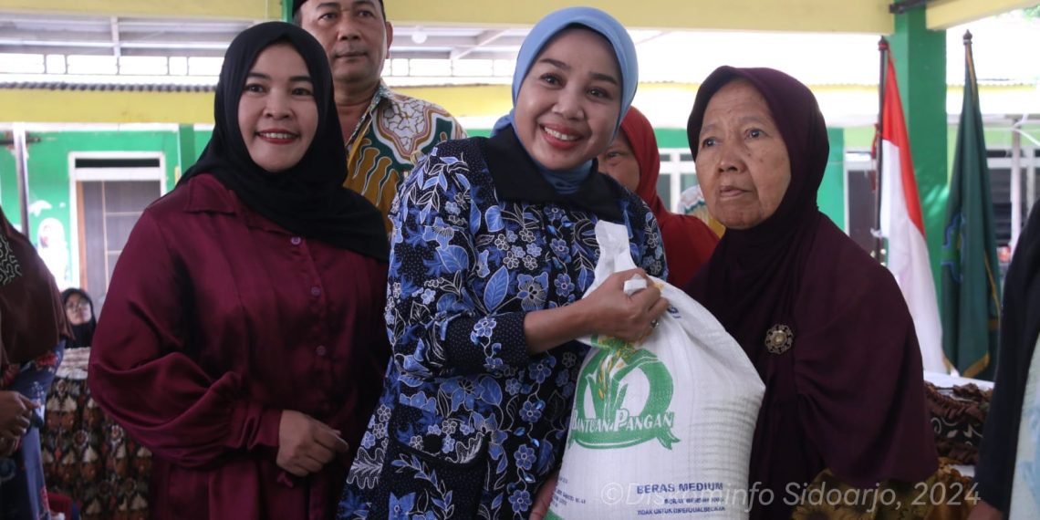 Monitoring Distribusi Bantuan Pangan Plt Ketua TP PKK dr Sriatun Subandi Sempatkan Kunjungi Posyandu