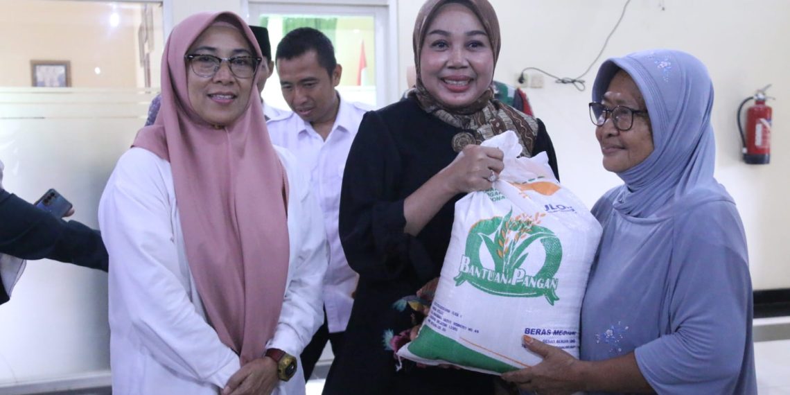 Warga Krian Senang Dapat Beras dan Diajak Guyon Bu Dokter Sriatun