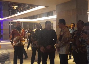 Sama-sama Terima Radar Surabaya Award 2024, Cabup Sidoarjo Abah Gik Ngobrol Gayeng dengan BHS