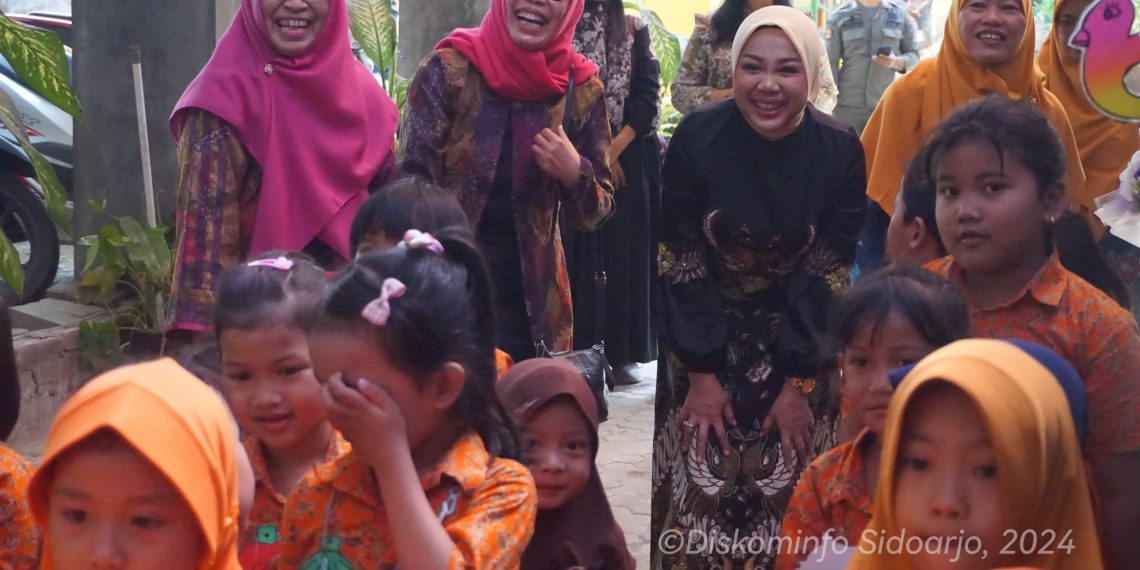 Plt Ketua TP PKK Kabupaten Sidoarjo dr Sriatun Subandi Monev MPLS di Kecamatan Sedati