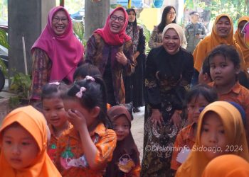 Plt Ketua TP PKK Kabupaten Sidoarjo dr Sriatun Subandi Monev MPLS di Kecamatan Sedati
