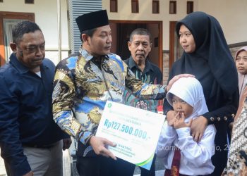 Plt Bupati Subandi Serahkan Santunan JKM dan Beasiswa Pendidikan Rp 127,5 Juta