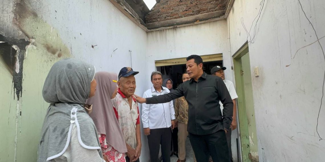 Plt Bupati Subandi Bantu Perbaikan Rumah Terbakar di Desa Semambung, Wonoayu