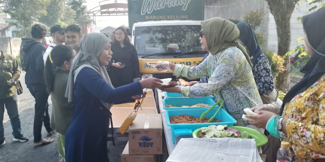 Bacawabup Hj Mimik Idayana Bagikan Makan Bergizi Gratis, 400 Paket Makanan Ludes Diserbu Warga