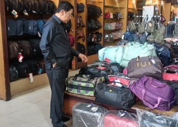 Peduli Perajin Lokal, Cabup Khulaim Belanja Tas dan Koper di Tanggulangin