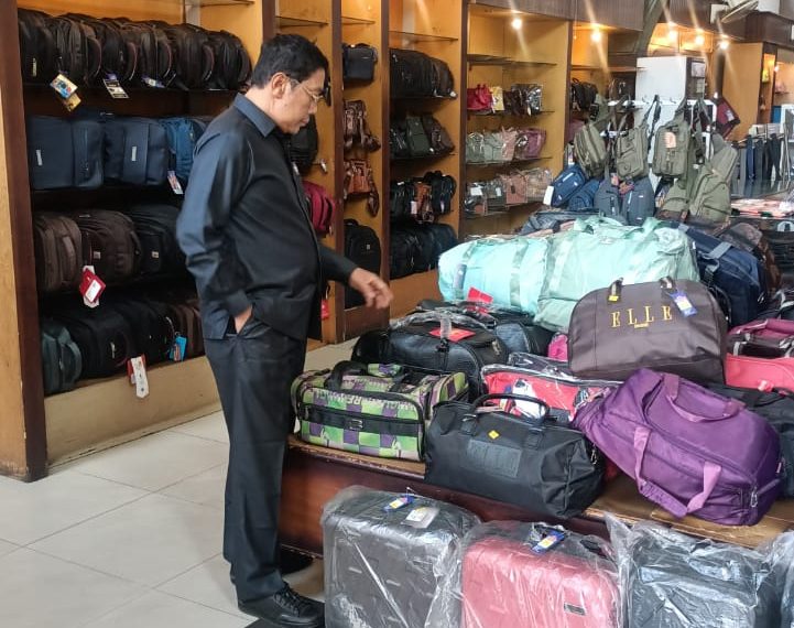 Peduli Perajin Lokal, Cabup Khulaim Belanja Tas dan Koper di Tanggulangin