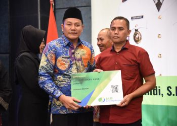 Plt Bupati Subandi Serahkan Kartu Kepesertaan BPJS Ketenagakerjaan Pada 13.249 Pekerja Rentan Sidoarjo