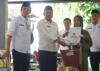 Plt Bupati Subandi Bareng Baznas Serahkan Bantuan ke Warga Tarik