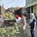 Dipimpin Ketua RW Emak-emak, Warga Perumahan Istana Mentari Kerja Bakti Bersihkan Sampah Daun