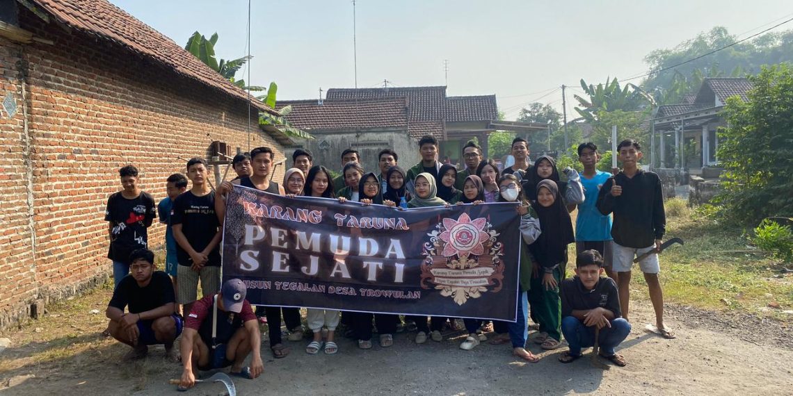 Mahasiswa KKN UPN “Veteran” Jatim Gandeng Karangtaruna Bersihkan Dusun