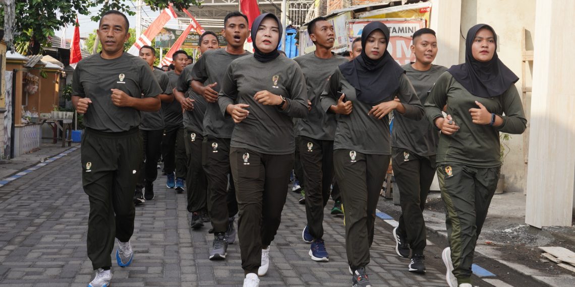 Potong Tumpeng Mewarnai Olah Raga Bersama Danrem 084/BJ dengan Seluruh Anggota