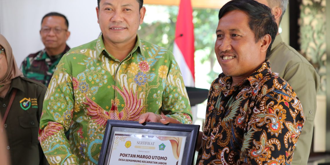 Plt Bupati Subandi Serahkan Bantuan Irigasi untuk 90 Kelompok Tani