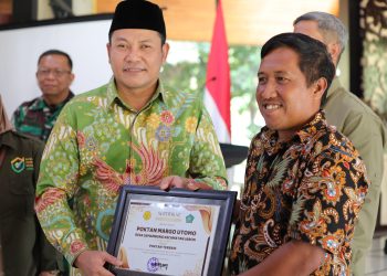 Plt Bupati Subandi Serahkan Bantuan Irigasi untuk 90 Kelompok Tani