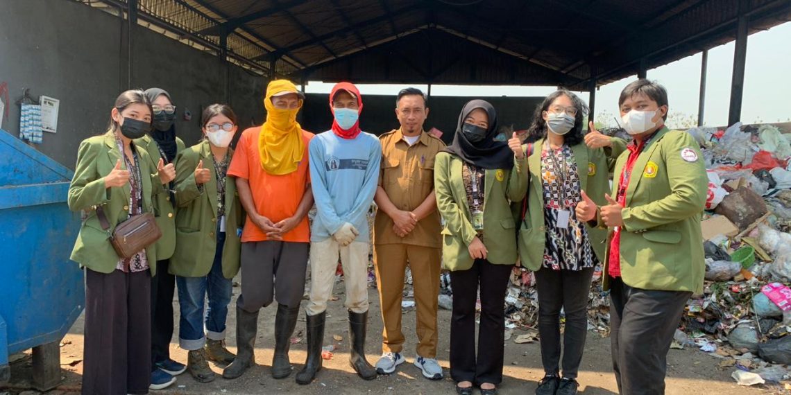 KKN Mahasiswa UPN Jatim di Trowulan, Olah Sampah Organik jadi Eco Enzyme