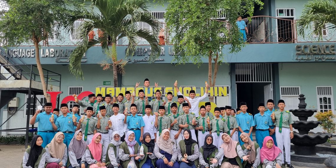 KKN Mahasiswi UPN “Veteran” Jatim Ajari Santri Ubah Air Cucian Beras jadi POC