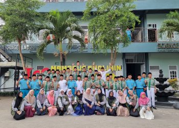 KKN Mahasiswi UPN “Veteran” Jatim Ajari Santri Ubah Air Cucian Beras jadi POC