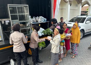 Mobil Dapur Lapangan Polisi Sidoarjo Sapa Emak-emak