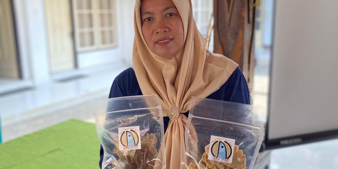 Inovasi Pangan Berbasis Ikan Lokal, KKNT UPN Veteran Jatim Ciptakan Kerupuk Wader