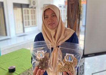 Inovasi Pangan Berbasis Ikan Lokal, KKNT UPN Veteran Jatim Ciptakan Kerupuk Wader