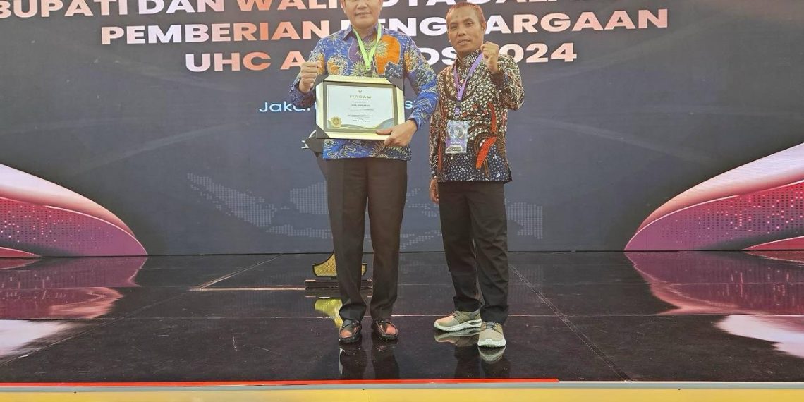 Wapres KH Ma’ruf Amin Serahkan Penghargaan UHC Award 2024 Kepada Plt Bupati Sidoarjo H Subandi
