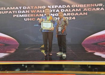 Wapres KH Ma’ruf Amin Serahkan Penghargaan UHC Award 2024 Kepada Plt Bupati Sidoarjo H Subandi