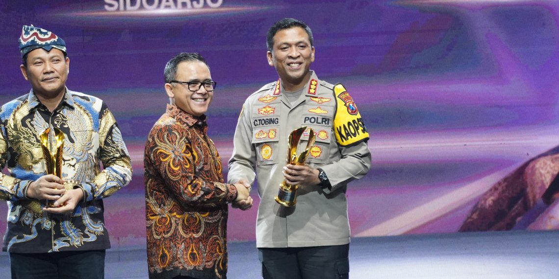Tingkatkan Inovasi Digital Layanan Publik, Kapolresta Sidoarjo Terima Penghargaan Pemimpin Daerah Awards 2024