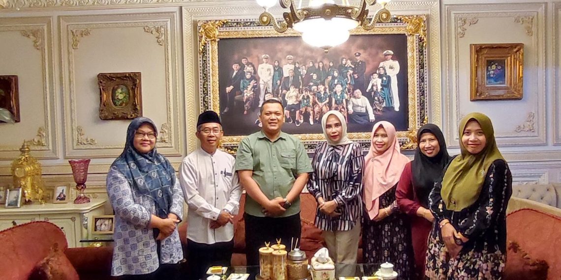 Master Chef Hari Purwanto dan Emak-emak UMKM Beri Dukungan Bacawabup Hj Mimik Idayana