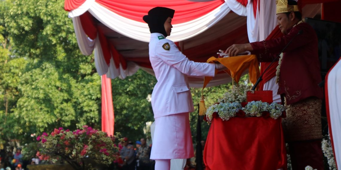 Upacara HUT ke-79 RI Dengan Kostum Adat, Plt Bupati Subandi Ajak Masyarakat Tanamkan Bhinneka Tunggal Ika