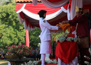 Upacara HUT ke-79 RI Dengan Kostum Adat, Plt Bupati Subandi Ajak Masyarakat Tanamkan Bhinneka Tunggal Ika