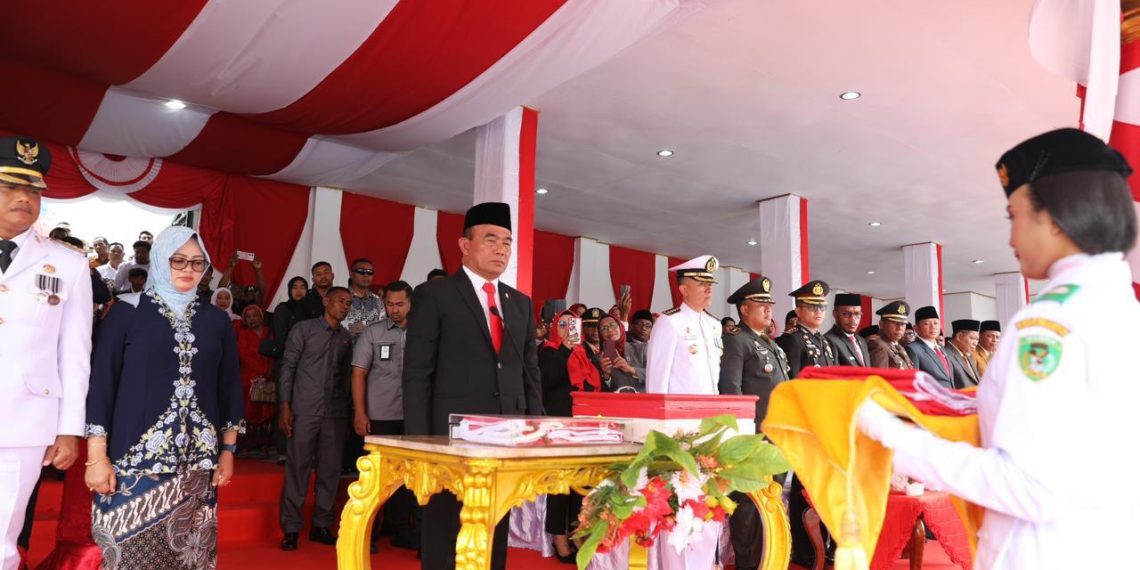 Menjadi Inspektur Upacara di Kota Tual, Menko Muhadjir Tegaskan Soal Transisi Tahap Baru